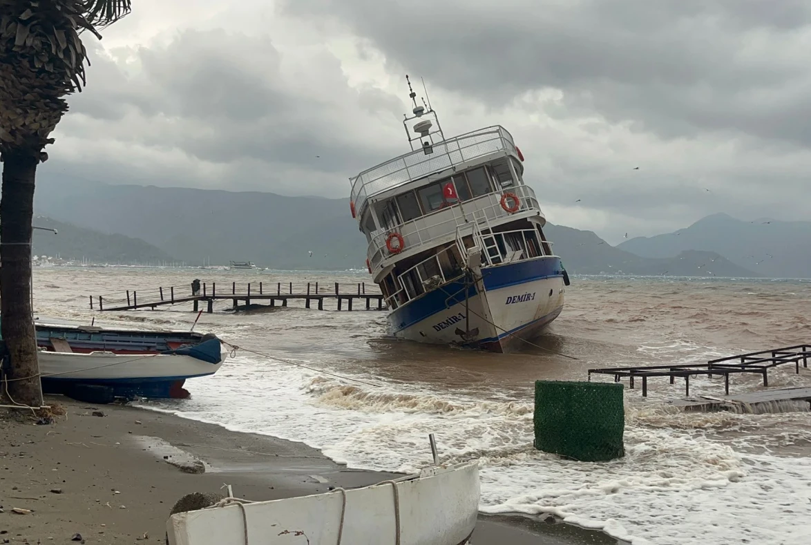 Turuncu Kod Sonrası Marmaris’te Fırtına: Gezi Teknesi Karaya Oturdu