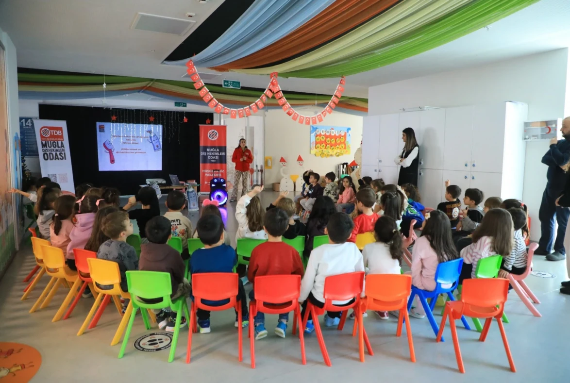 Minikler Diş Fırçalamanın Püf Noktalarını Öğrendi