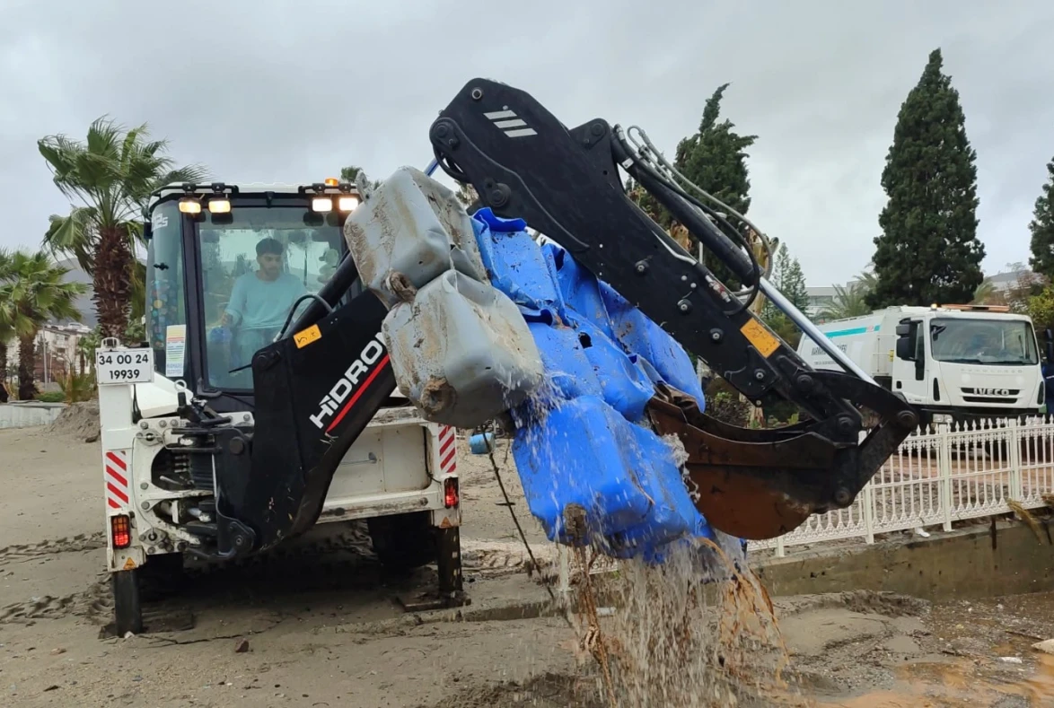 Kanaldan Yüzer İskele Çıktı, Sahiller Temizlendi