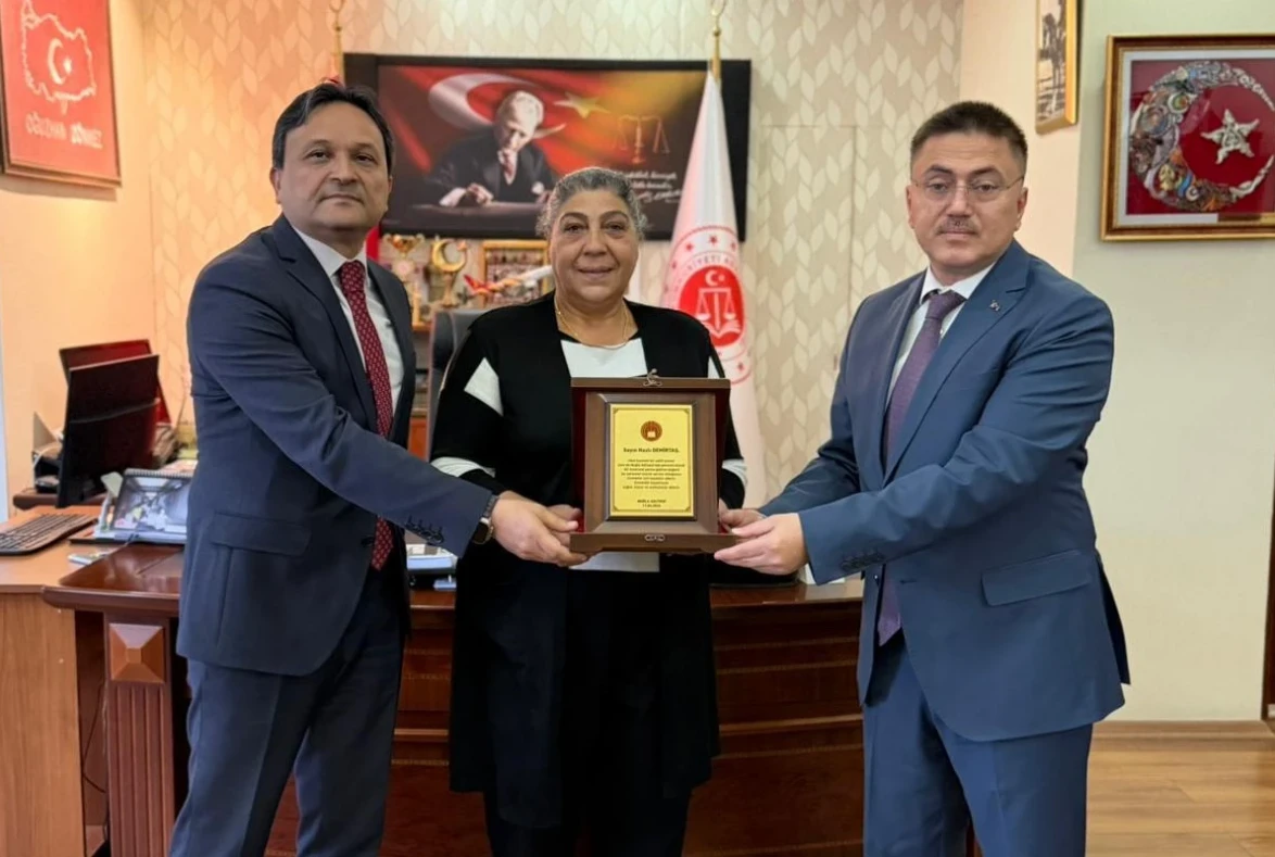 Şehit Annesine Adliyeden Plaketli Veda