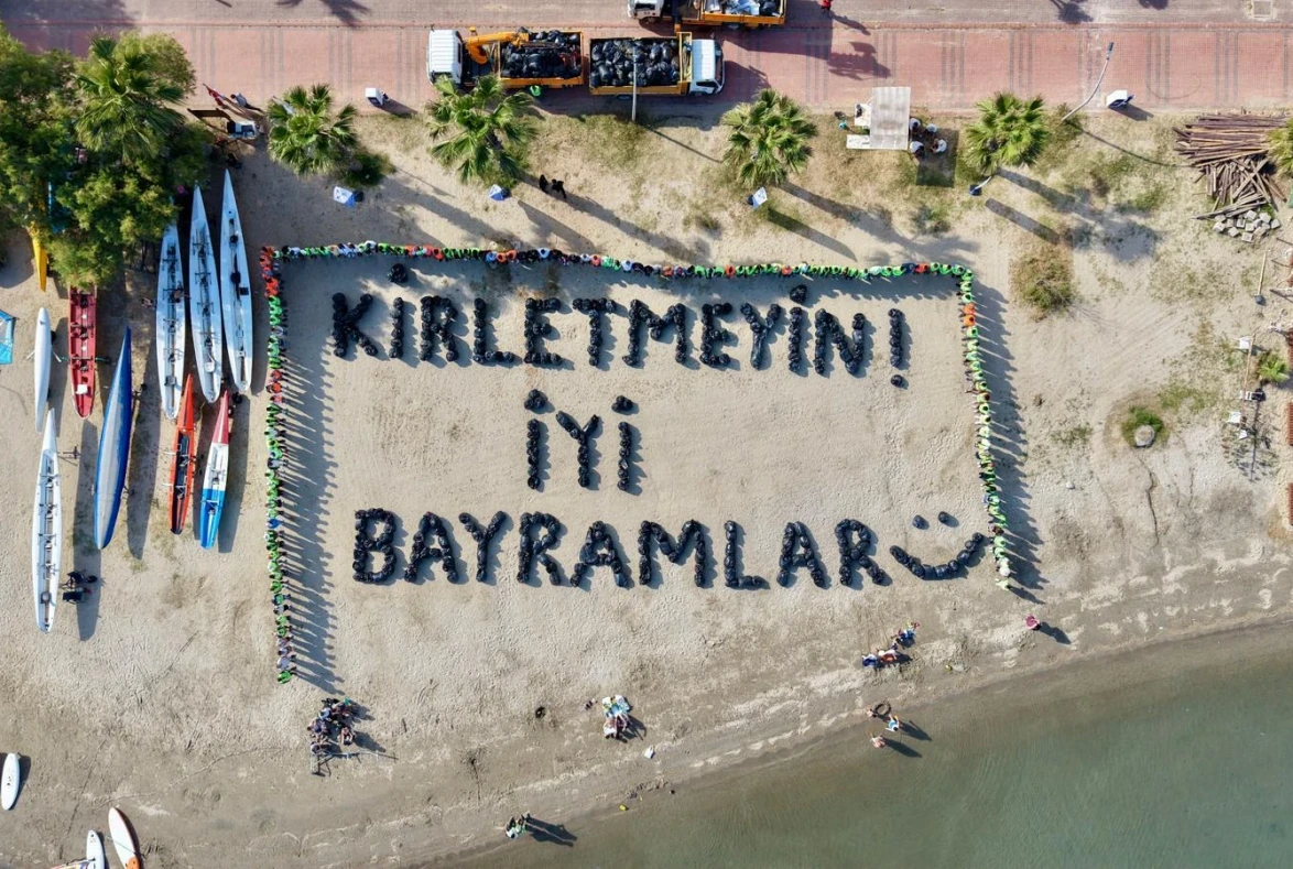 Çöplerle Yazdılar: “Kirletmeyin! İyi Bayramlar”