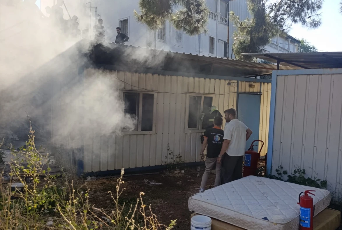 Dikkatsiz Atılan Sigara İzmariti Konteyneri Yaktı