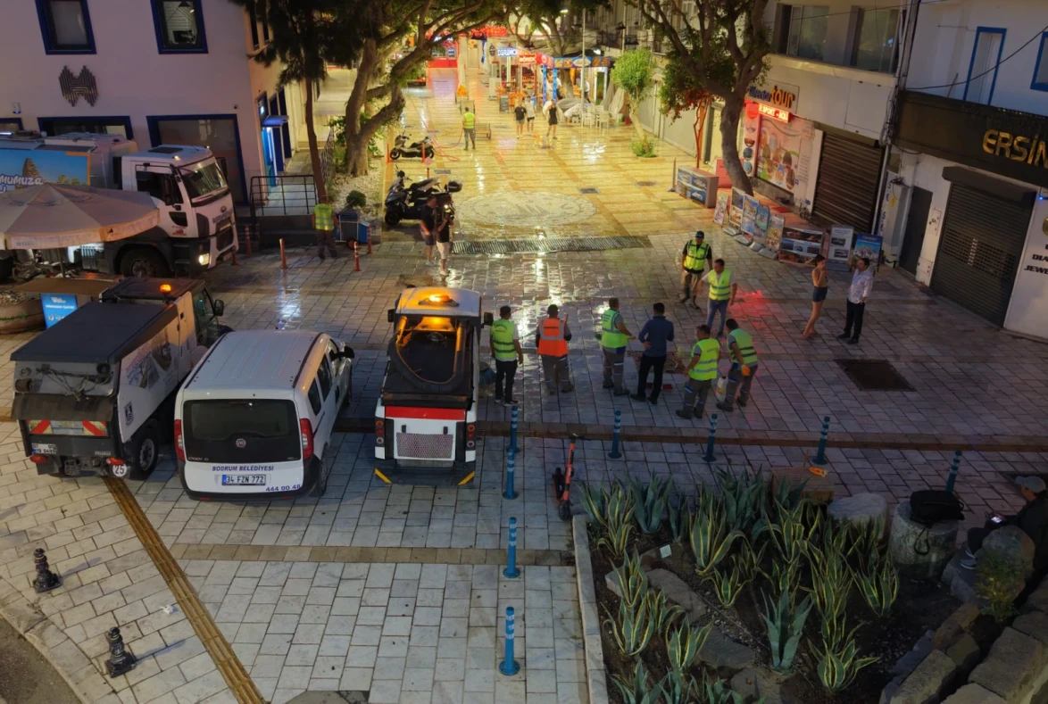 Bodrum’da 3 Cadde Tek Tek Yıkandı: Temizlik Seferberliği