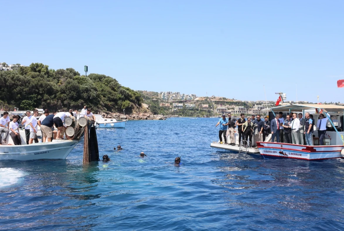 Denizin Altından Şok Görüntü! Muğla’da 2 Bin Metrekare Ağ Çıkarıldı