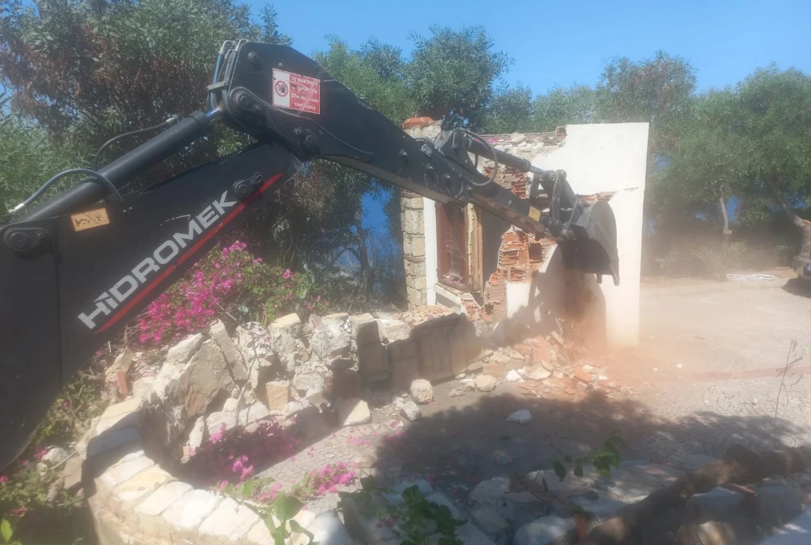 Sahili İşgal Edenlere Balyoz! Kaçak Duvarlar Yerle Bir Edildi