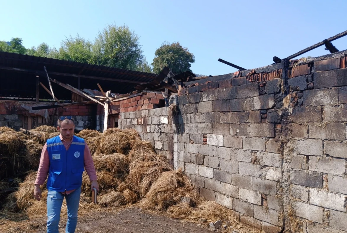Ortaca’da Ahır Yangını: 500 Balya Kül Oldu, Büyükşehir Üreticinin Yanına Koştu