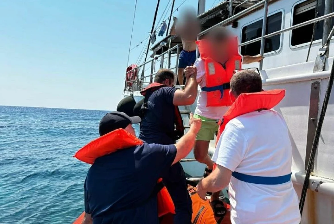 Marmaris’te Gezi Teknesi Karaya Oturdu, 11 Kişi Kurtarıldı