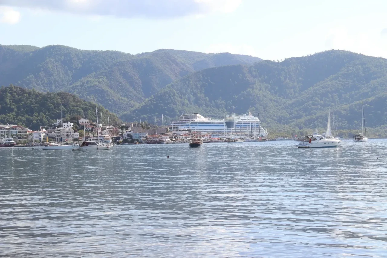 İtalya bayraklı dev kruvaziyer Marmaris’te demir attı