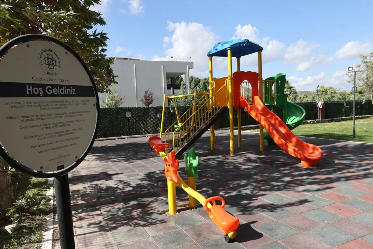 Büyükşehir, 13 İlçede Oyun Alanı ve Peyzaj Donatısını Güçlendiriyor