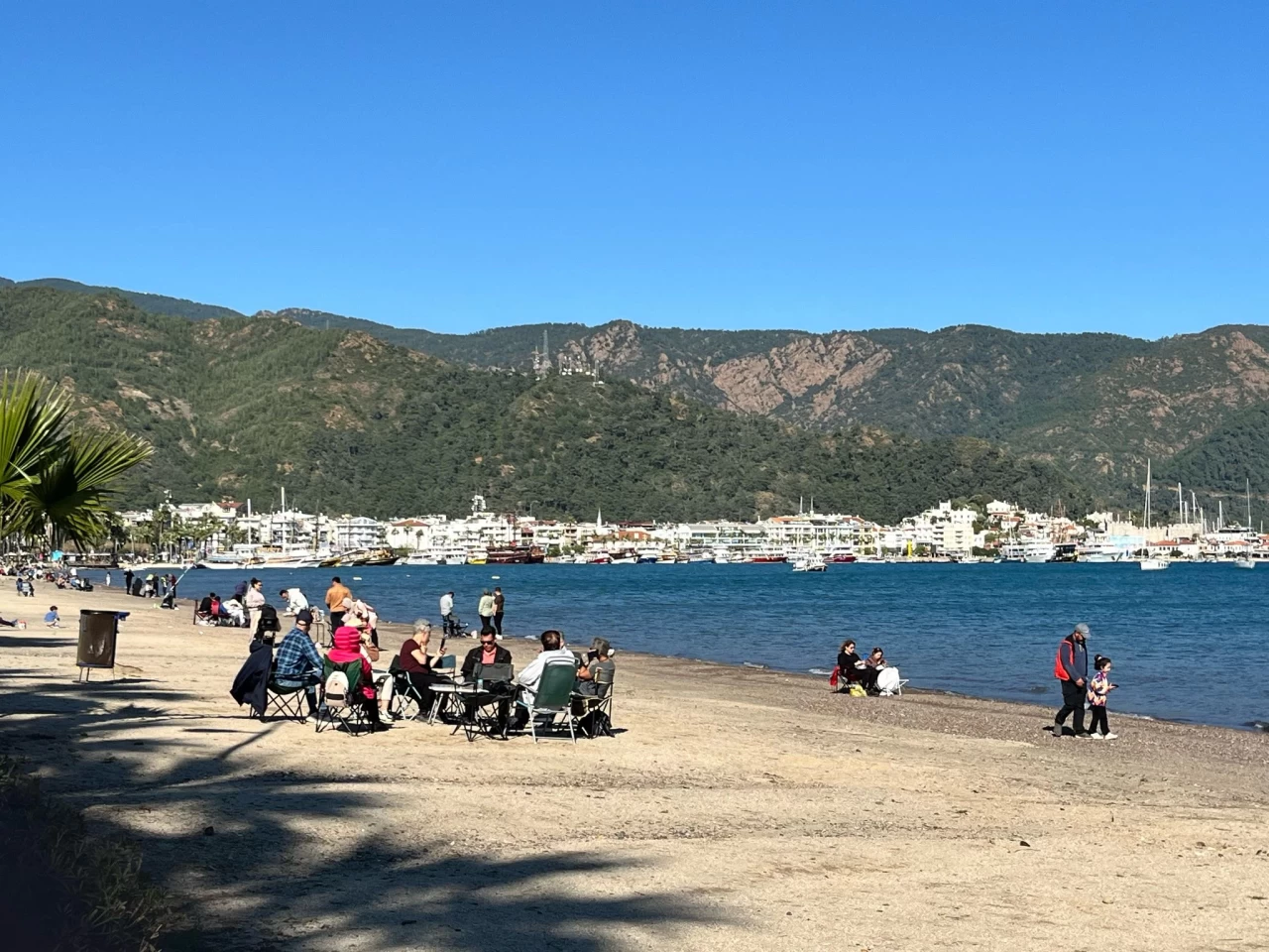 Marmaris Sahillerinde Baharın Keyfi: Hava Sıcak, Turistler Denize Akın Etti