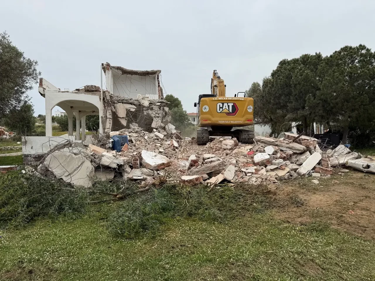 Milas’ta kaçak yapıya geçit yok: Bozbük’teki ucube yıkıldı