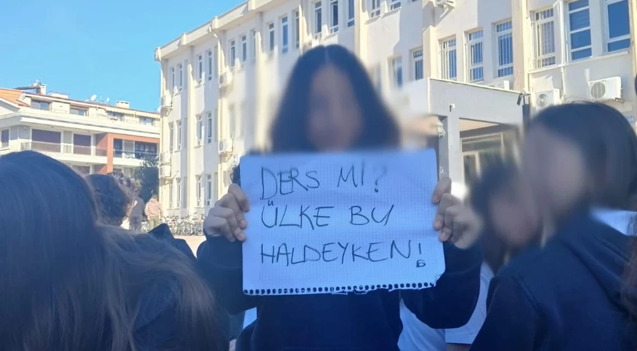 Marmaris'teki Öğrenciler, Öğretmen Atamalarını Protesto Etmek İçin Oturma Eylemi Başlattı