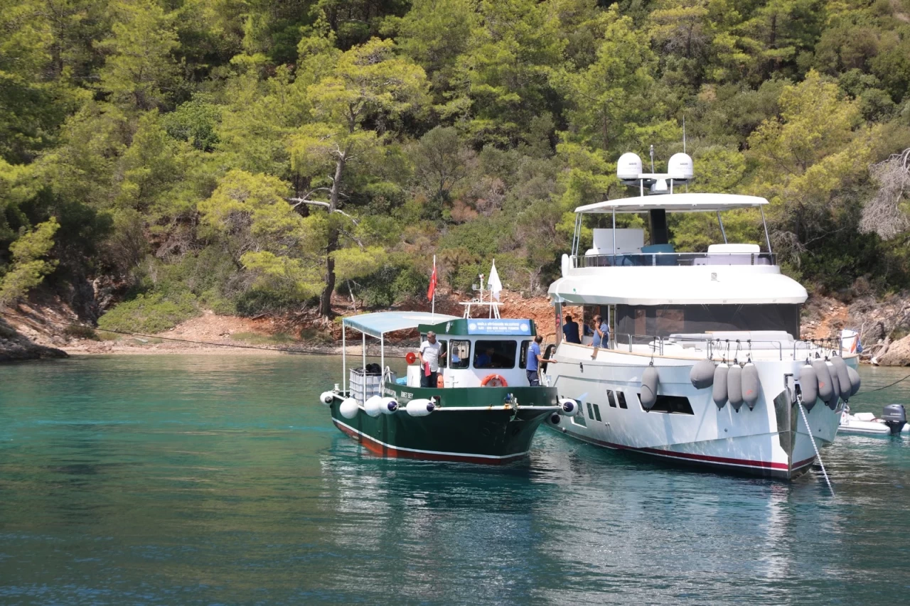 Muğla Büyükşehir Belediyesi, Turizm Sezonu Öncesi Deniz Temizliği İçin Tekneleri Bakıma Alıyor