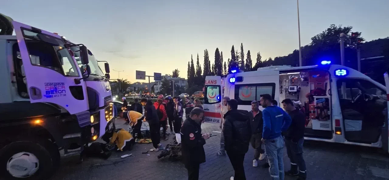 Elektrikli Bisiklet ile Beton Mikseri Çarpıştı: Kadın Sürücü Yaralandı!