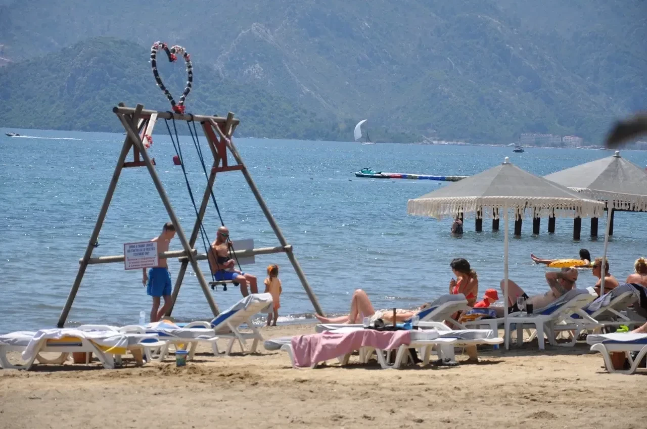 Marmaris’te Yaz Erken Geldi: Sıcaklık 26 Dereceyi Gördü, Plajlar Canlandı