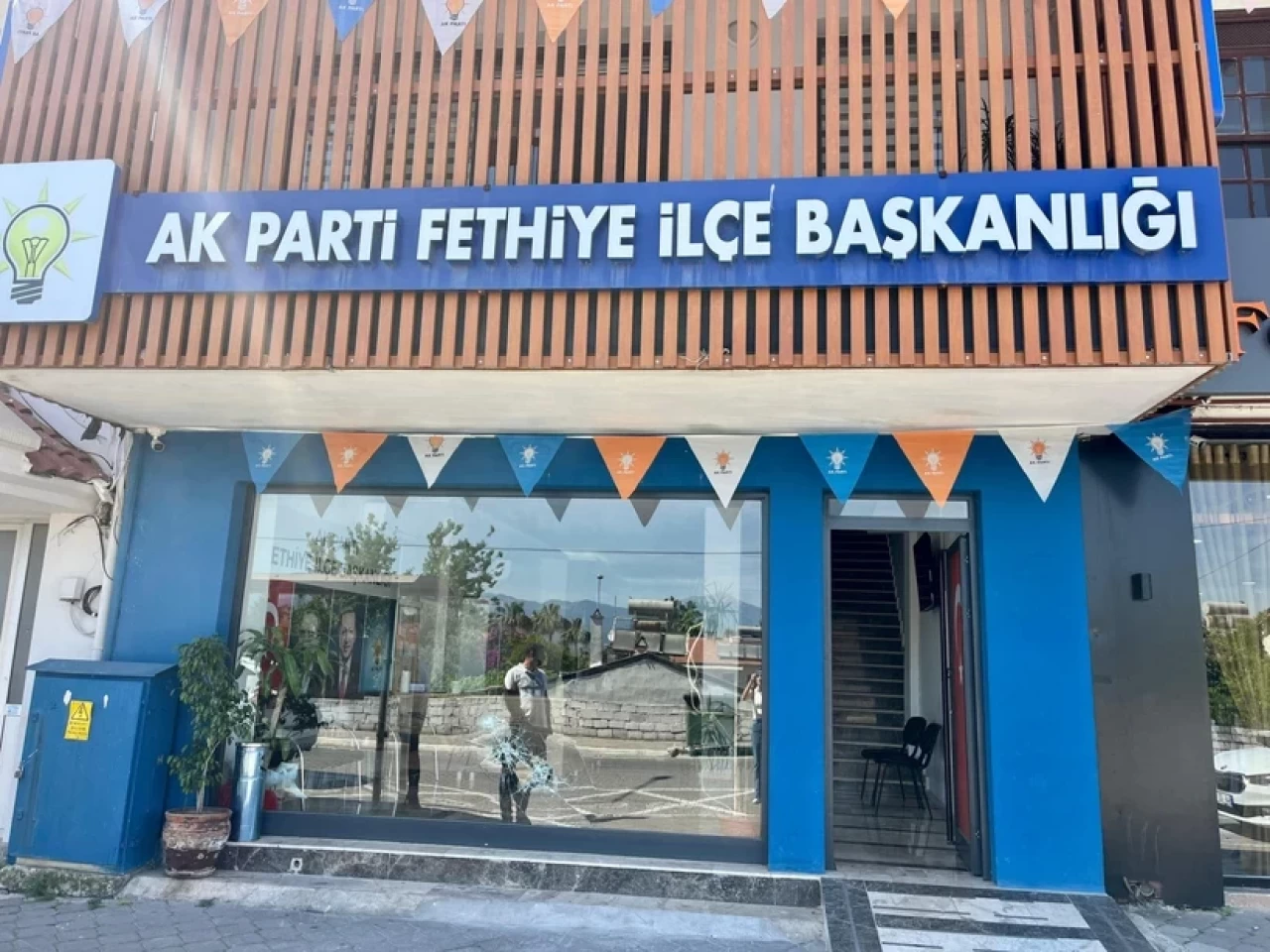 AK Parti Fethiye İlçe Başkanlığına Taşlı Saldırı Düzenlendi