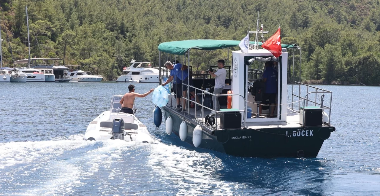 8 Tekneyle Temizlik Seferberliği: Koylar Kirliliğe Geçit Vermiyor