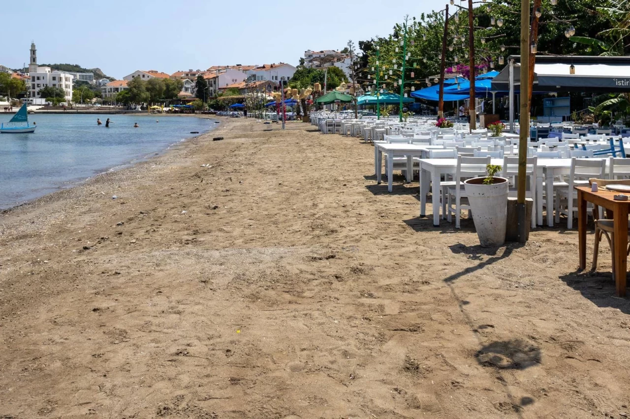 Plajlar Halkın Oldu: Kumluk’ta Masalar Geri Çekildi