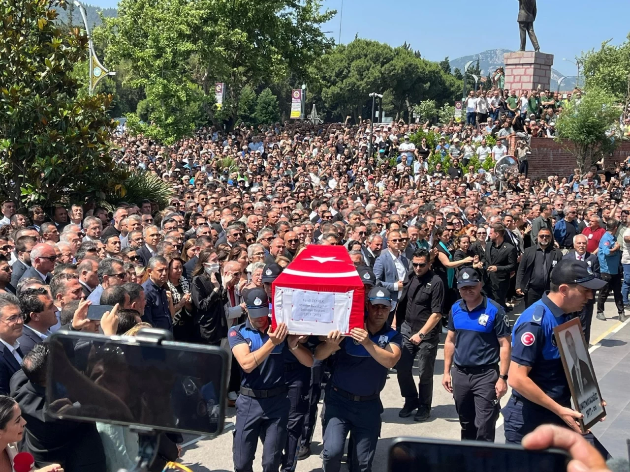 Başkan Ünlü Ferdi Zeyrek’in cenaze törenine katıldı