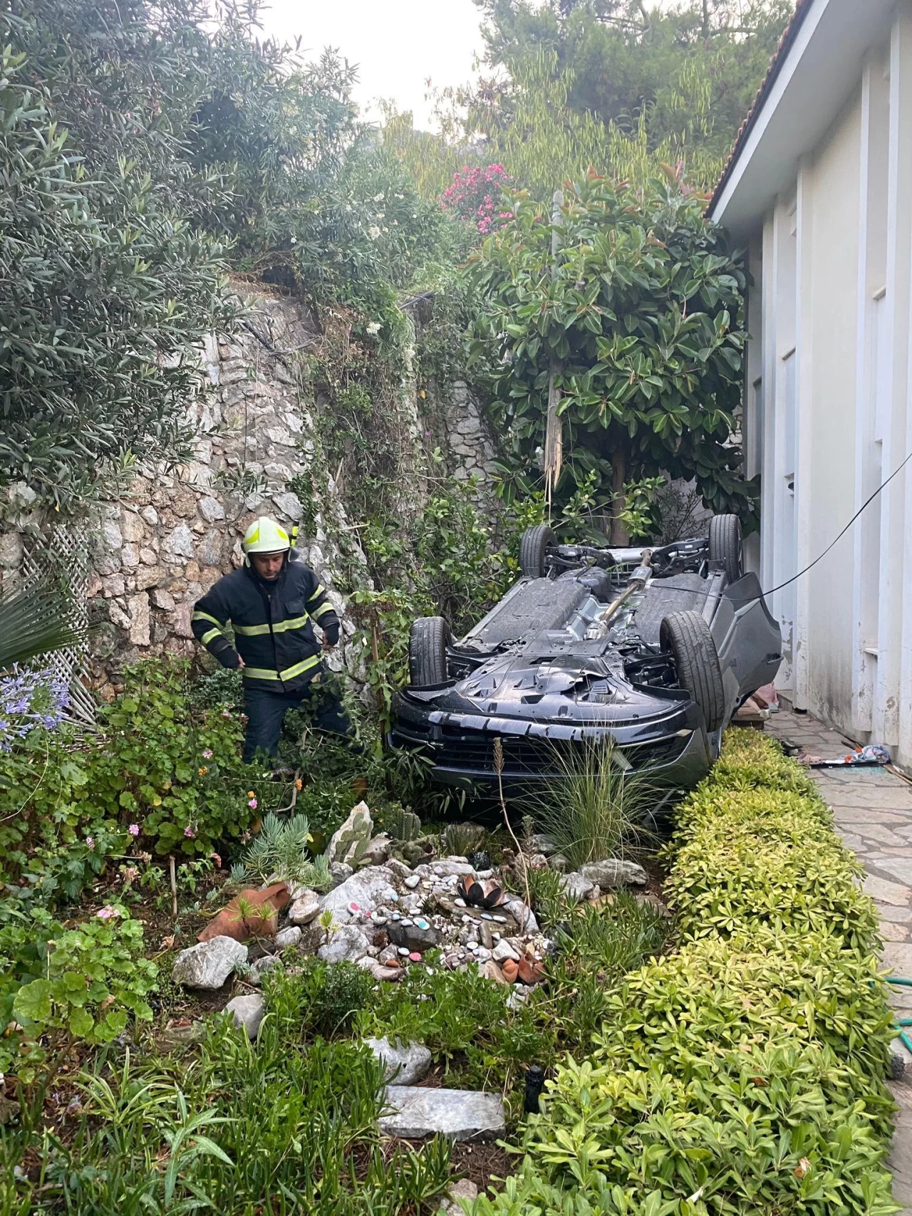 Turunç’ta kaza! Otomobil bahçeye düştü, 1 ölü 4 yaralı