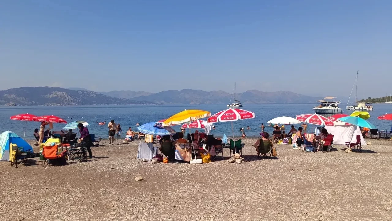 Karavanlar Gitti, Günübirlikçiler Geldi: Kumlubük Sahili Yeniden Doldu