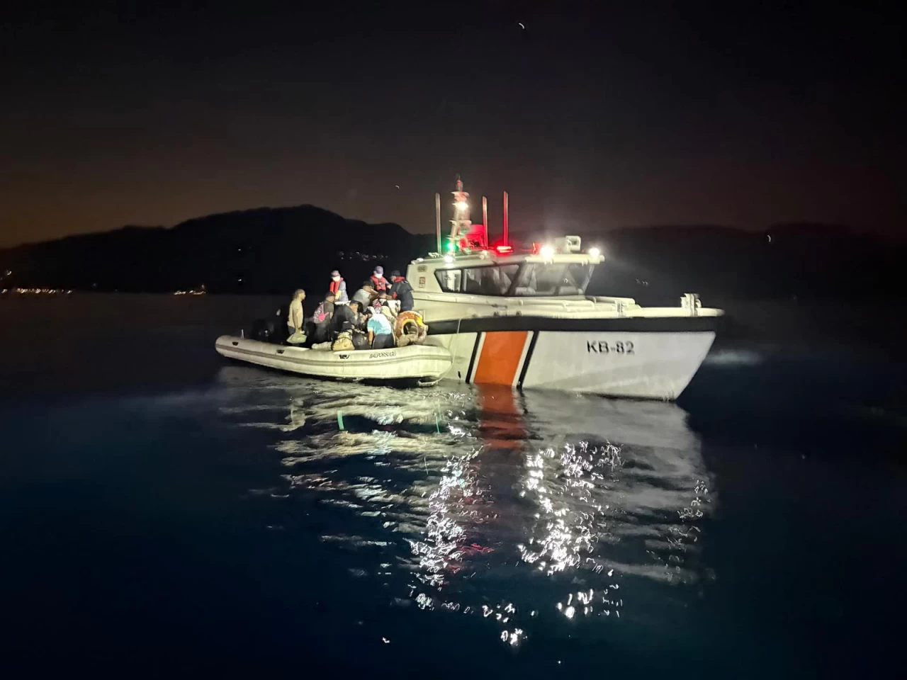 Denizde Umuda Yolculuk Son Buldu: 18 Göçmen, 15 Çocuk ve 1 Organizatör Yakalandı