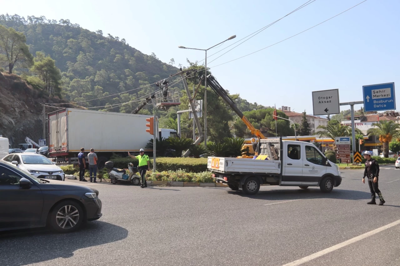 Facia Son Anda Önledi: Marmaris Girişinde Kamyon Elektrik Direğini Yıktı