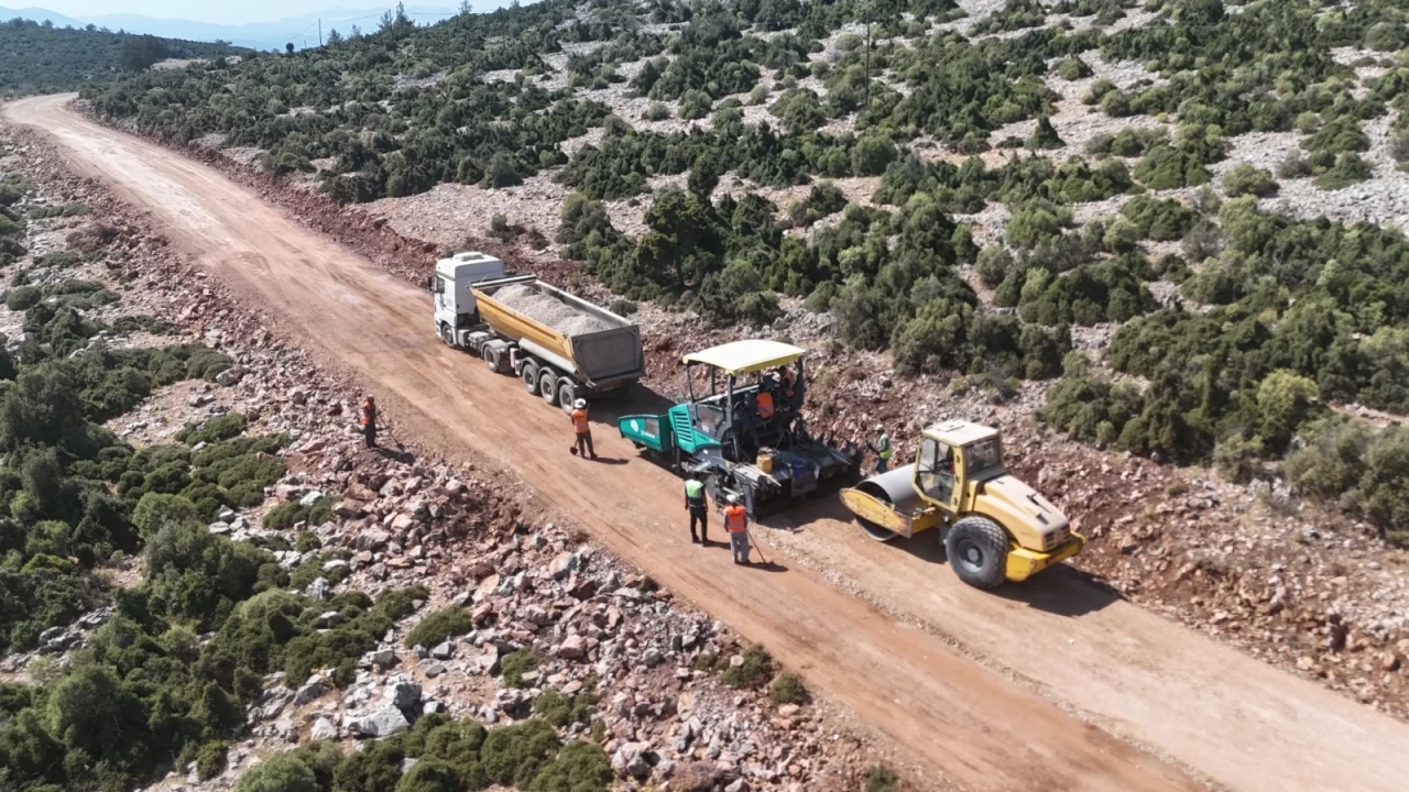 Muğla Büyükşehir, Menteşe’de 5 Mahallenin Yolunu Yeniliyor