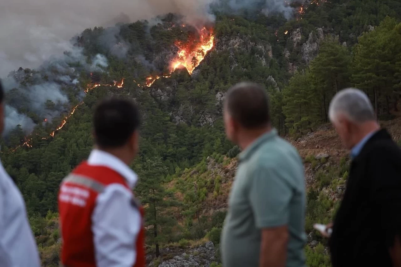 Muğla’da yangın alarmı! 218 ev boşaltıldı, 582 kişi tahliye edildi