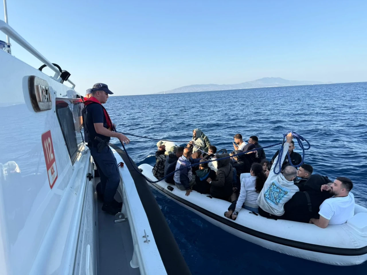 Bodrum’da lastik bottaki 24 göçmen yakalandı