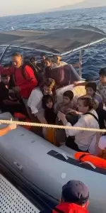 Motor Arızasıyla Sürüklenen Botta 35 Göçmen, 6 Kaçakçı Yakalandı