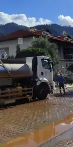 İçmeler’de Sel Alarmı: Temizlik ve Hasar Tespiti Başladı