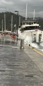 Marmaris’te Fırtına Alarmı: Sandal Karaya Oturdu, Çatı Uçtu