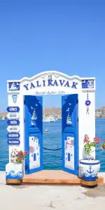 Bodrum’da “Maviye Açılan Kapı” Yalıkavak’a Geldi! Manzarası Büyüledi