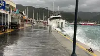 Marmaris’te Fırtına Alarmı: Sandal Karaya Oturdu, Çatı Uçtu