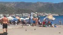 Görenler Gözlerine İnanamadı! Ücretsiz Denilen Plajda İğne Atsan Yere Düşmüyor!