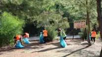 Gemiden İndiler, Ellerine Eldiveni Takıp İşe Koyuldular! Marmaris’te Dikkat Çeken Görüntü