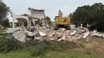 Milas’ta kaçak yapıya geçit yok: Bozbük’teki ucube yıkıldı
