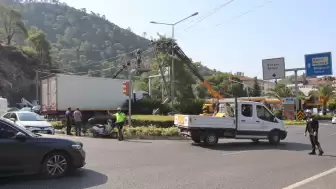 Facia Son Anda Önledi: Marmaris Girişinde Kamyon Elektrik Direğini Yıktı