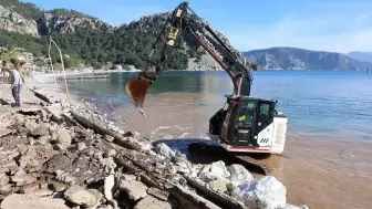 Fırtına Sonrası Şok Görüntü: Turunç Sahil Yolu Onarılıyor