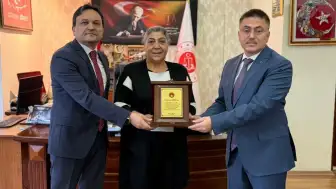Şehit Annesine Adliyeden Plaketli Veda