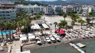 Marmaris’te Bedava Plaj Dönemi! Şezlong Ücretsiz Olunca Akın Ettiler