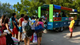 Türkiye'de Eşi Benzeri Yok! Ne Minibüs Ne Servis... Bu Plaja Sadece Traktör Gidiyor
