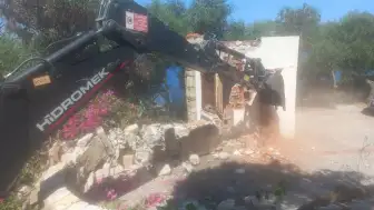 Sahili İşgal Edenlere Balyoz! Kaçak Duvarlar Yerle Bir Edildi