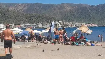 Görenler Gözlerine İnanamadı! Ücretsiz Denilen Plajda İğne Atsan Yere Düşmüyor!