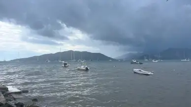 Marmaris’te denizin rengi kahverengiye döndü