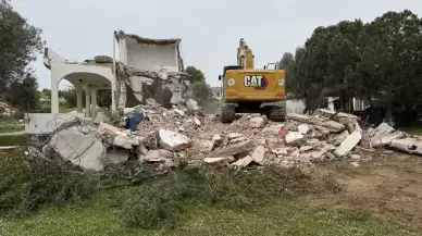Milas’ta kaçak yapıya geçit yok: Bozbük’teki ucube yıkıldı