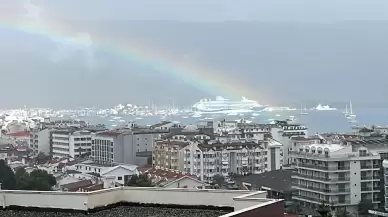 Turistler Yağmurla Neşelendi, Çarşı Canlandı! Marmaris’te Sürpriz Hava