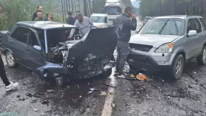 Marmaris'te feci kaza! Kaygan yolda otomobiller birbirine girdi