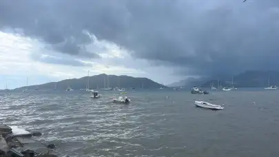 Marmaris’te denizin rengi kahverengiye döndü